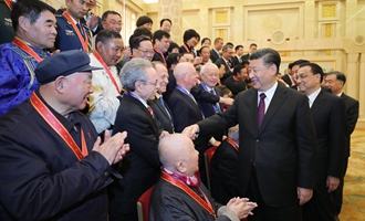 慶祝大會結(jié)束后，習近平等會見受表彰人員及親屬代表