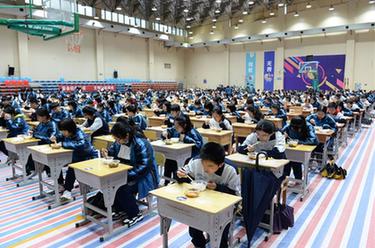 中學(xué)體育館變&ldquo;大食堂&rdquo;