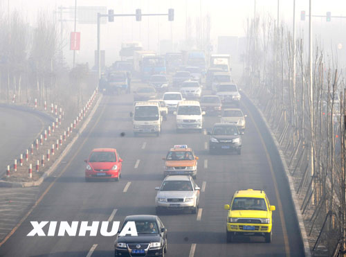 霧霾天氣開(kāi)車(chē)霧燈雙閃綜合使用