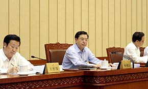 十二屆全國(guó)人大常委會(huì)第三次會(huì)議舉行第二次全體會(huì)議