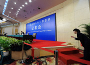 工作人員調(diào)試設(shè)備