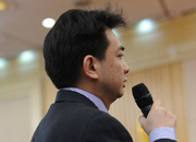 日本朝日新聞?dòng)浾咛釂?wèn)