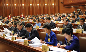 十二屆全國人大常委會第八次會議舉行第一次全體會議