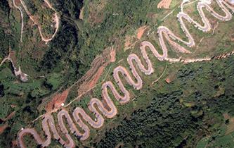 航拍云南宜良&ldquo;68道拐&rdquo;