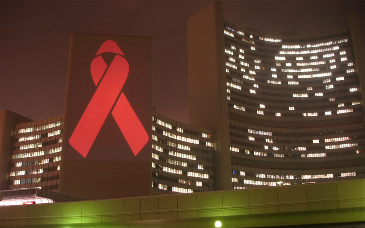 在世界艾滋病日，聯(lián)合國(guó)總部大樓點(diǎn)亮紅絲帶標(biāo)志