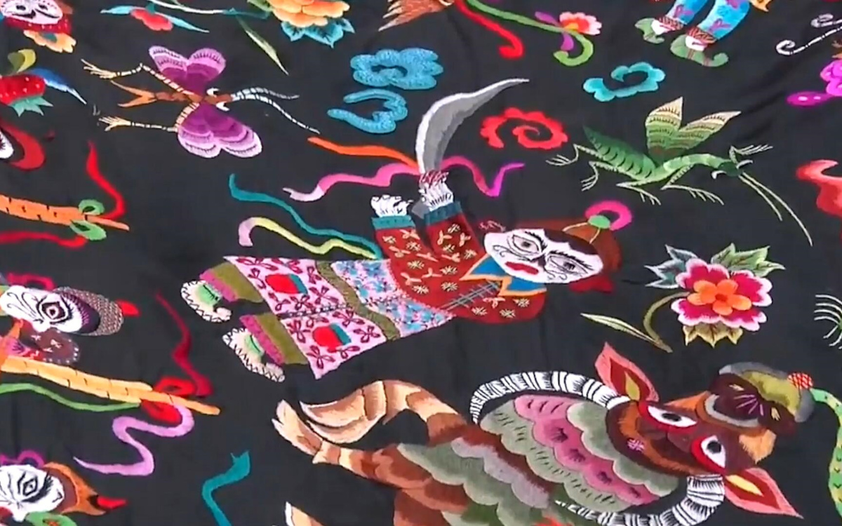 苗繡繡品慢慢得到市場(chǎng)認(rèn)可，回鄉(xiāng)的繡娘逐漸多了起來(lái)