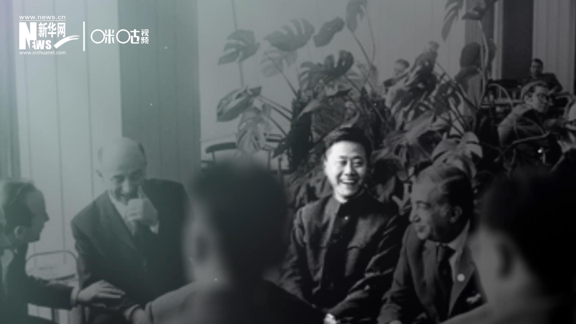 照片里的這個(gè)人是高梁，原新華社國際部記者。原本作為代表團(tuán)隨行記者的他接到通知，由他帶領(lǐng)一支先遣小組先行去紐約。