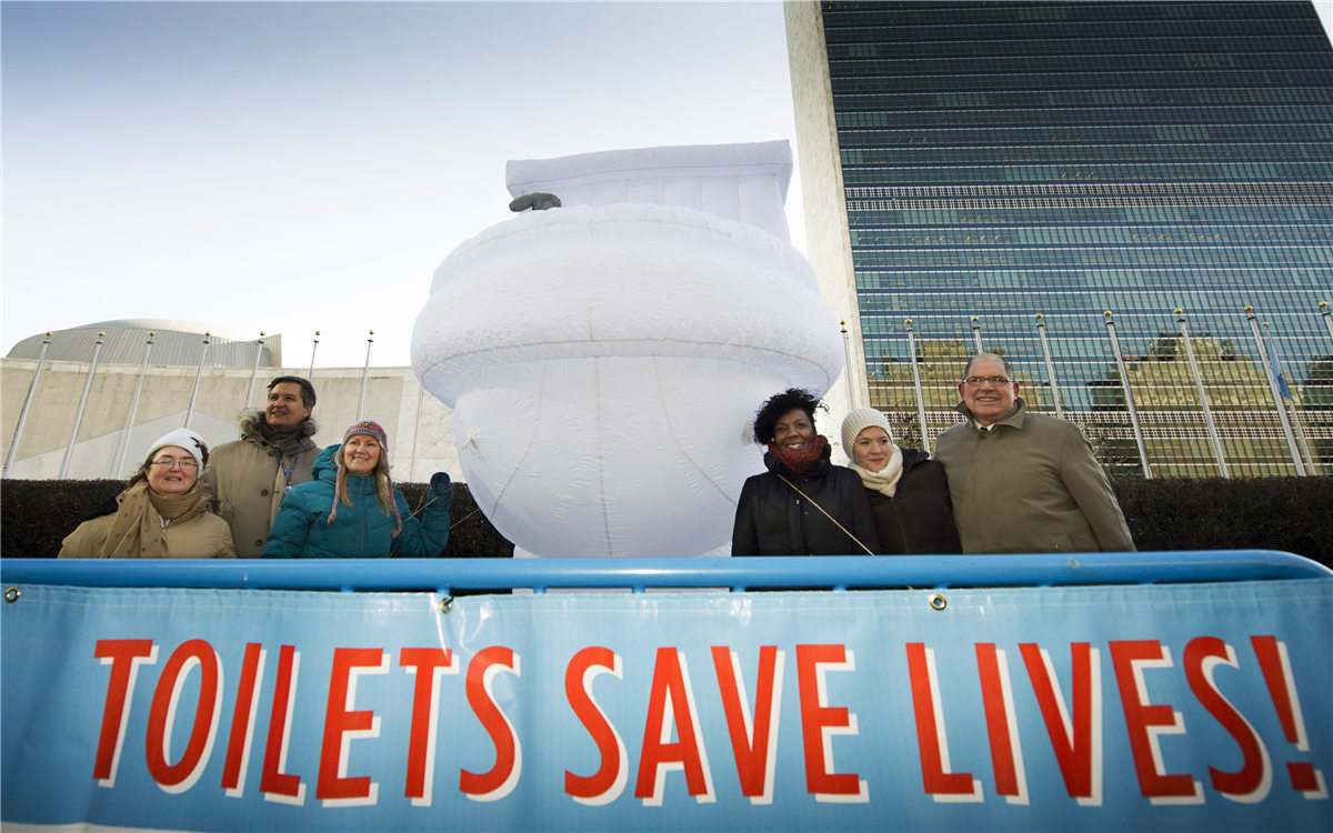 &ldquo;世界廁所日&rdquo;，聯(lián)合國(guó)總部大樓前的口號(hào)條幅