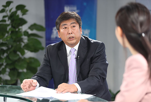 具體落在實處就是把方向，管大局，保落實