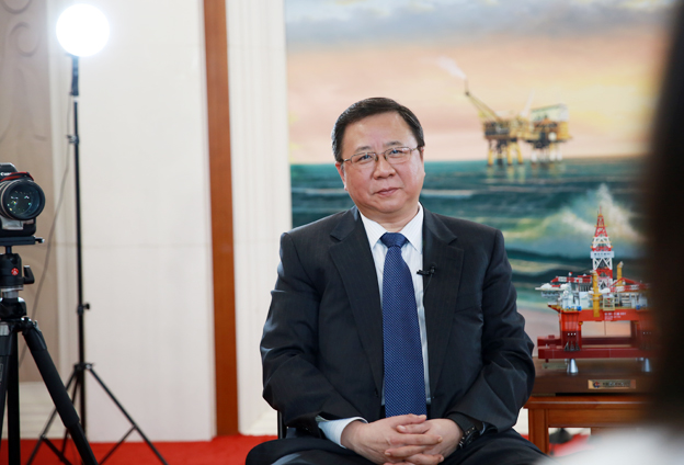 堅(jiān)持黨的領(lǐng)導(dǎo)、加強(qiáng)黨的建設(shè)，是國(guó)有企業(yè)的光榮傳統(tǒng)。