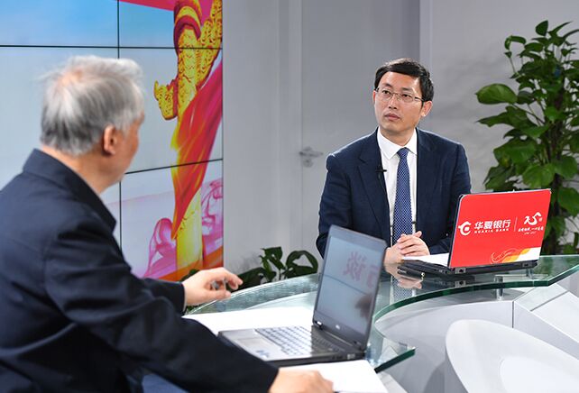 您再給我們梳理一下，黨章中有關(guān)&ldquo;基本路線&rdquo;的修改情況。