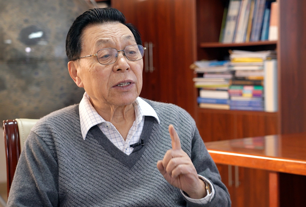 宇宙空間有來自各類天體發(fā)射的很多信息，背面是唯一的一個地方能接收到這部分信號