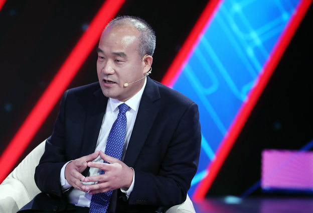 年輕人要有遠大理想，要了解到科技的核心要素所在，專心，靜下心來打好基礎(chǔ)。