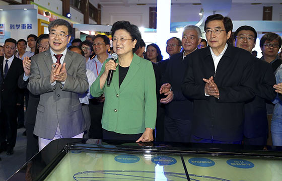 劉延?xùn)|、郭金龍參加2016年全國科技活動周活動