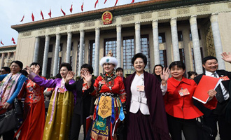 閉幕會(huì)后，代表走出人民大會(huì)堂