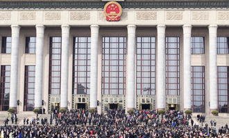 閉幕會(huì)后，代表走出人民大會(huì)堂