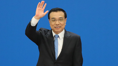 記者會(huì)結(jié)束后，李克強(qiáng)揮手致意