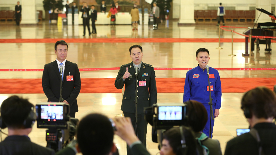 趙宏博、景海鵬、唐嘉陵代表接受采訪