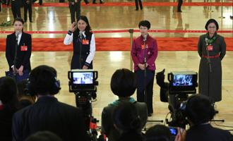 吳敏霞、杜玉濤、蒙曼、盧麗安代表接受采訪