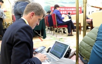 在你看不見的角落，中外記者這樣工作