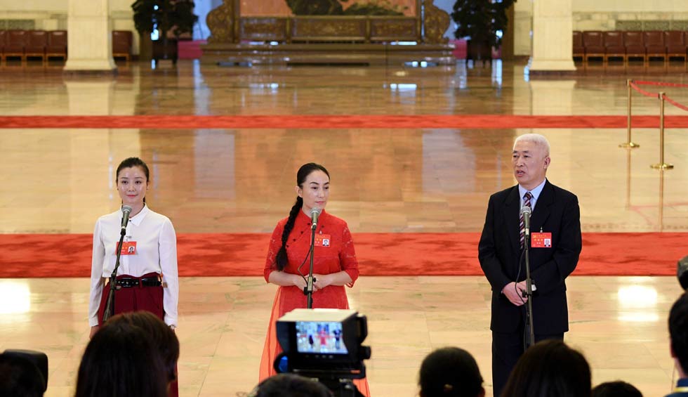 肖笑波、侯艷、徐俊接受采訪