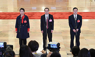 姜妍、康紅普、劉宗富代表接受采訪