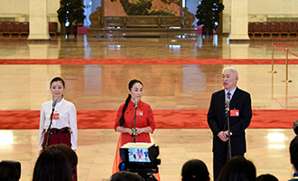 肖笑波、侯艷、徐俊代表接受采訪