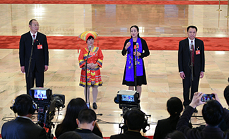 蔡松濤、杜麗群、楊小玲、賈立群代表接受采訪