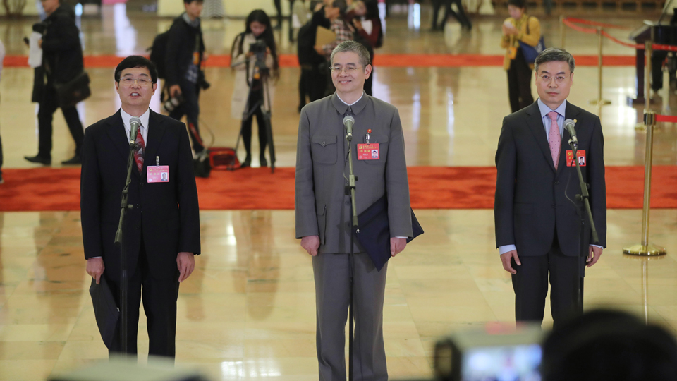 吳曉光、胡偉武、金東寒代表接受采訪