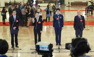 王辰、楊潔、劉文力、王旭東代表接受采訪