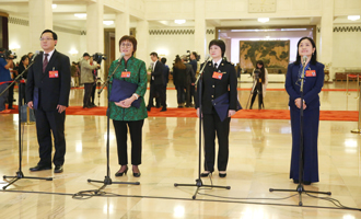 蔣成華、邵蕓、甘露、周宇代表接受采訪