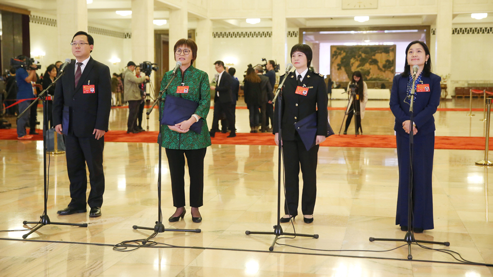 蔣成華、邵蕓、甘露、周宇代表接受采訪