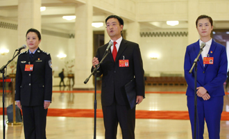 李貝、裴春亮、丁寧代表接受采訪