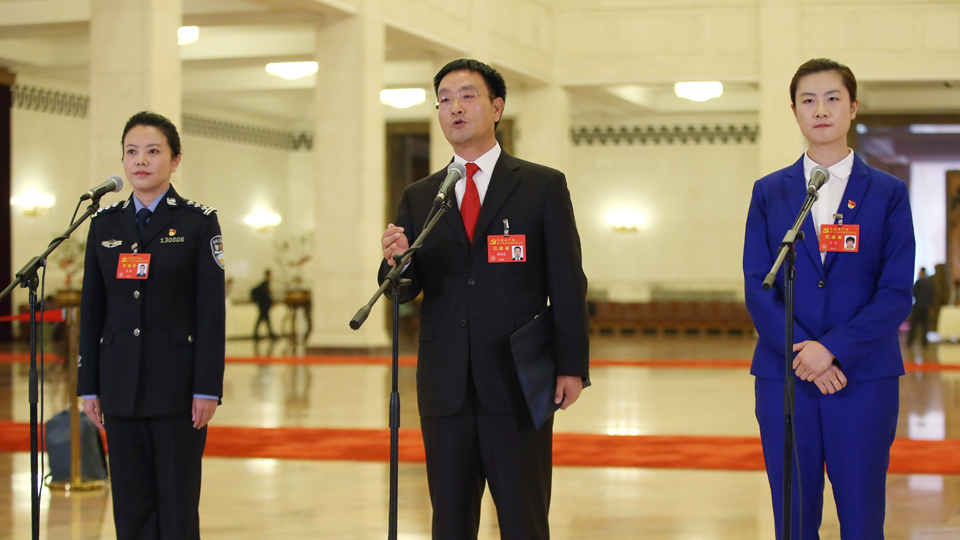 李貝、裴春亮、丁寧代表接受采訪