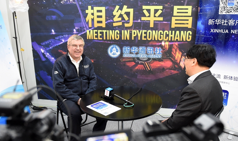 巴赫看望新華社平昌冬奧前方報道團 現學中文"春節(jié)快樂",向中國人民致以新春問候