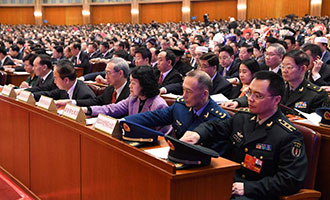 與會(huì)代表在表決總監(jiān)票人、監(jiān)票人名單草案