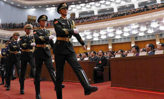 陸海空三軍儀仗兵正步行進(jìn)至主席臺(tái)前