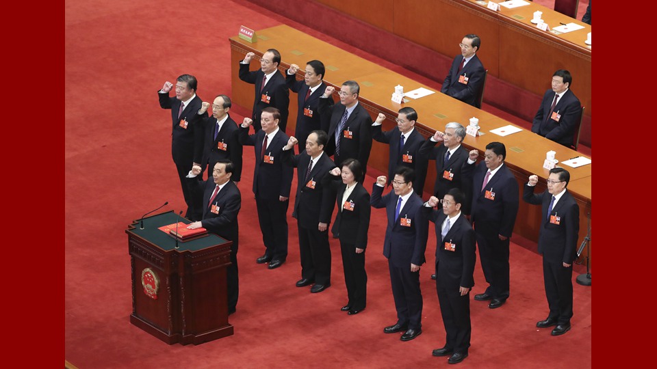 新當(dāng)選的全國(guó)人大常委會(huì)副委員長(zhǎng)、秘書(shū)長(zhǎng)進(jìn)行憲法宣誓