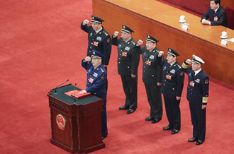 中央軍委副主席、委員進(jìn)行憲法宣誓