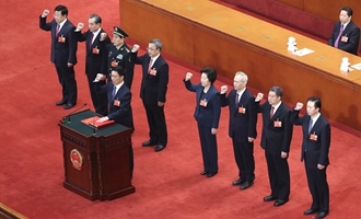 國務(wù)院副總理、國務(wù)委員、秘書長進(jìn)行憲法宣誓