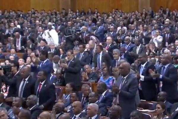 辛識(shí)平：掌聲，激蕩聚同心