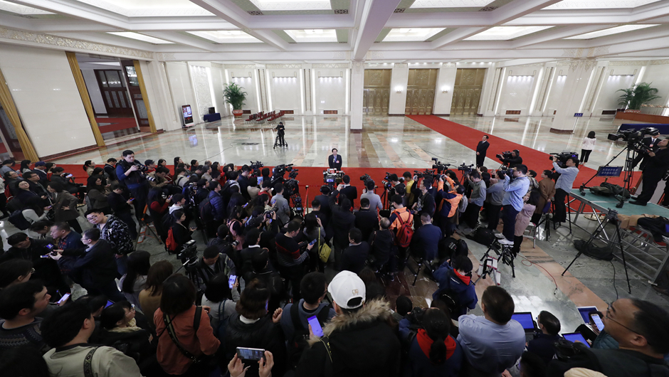 記者在&ldquo;部長(zhǎng)通道&rdquo;采訪