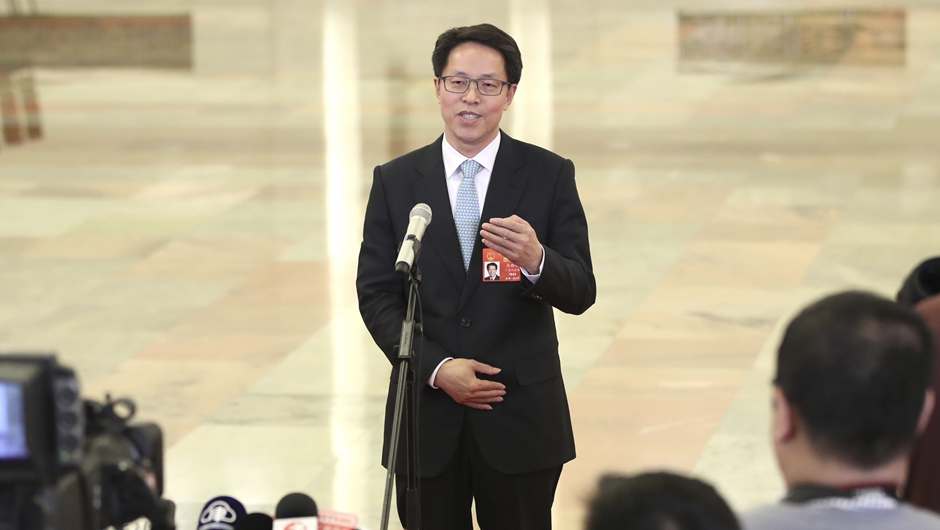 國(guó)務(wù)院港澳事務(wù)辦公室主任張曉明接受采訪(fǎng)