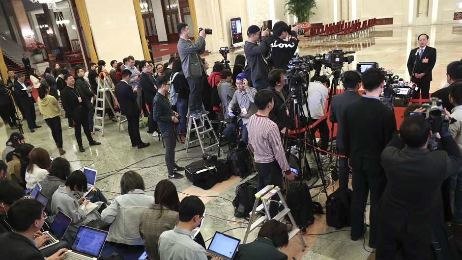 記者在&ldquo;部長(zhǎng)通道&rdquo;采訪(fǎng)