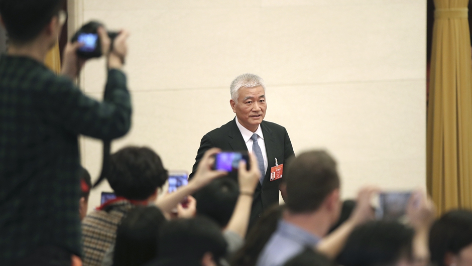 王志剛步入&ldquo;部長通道&rdquo;，準備接受采訪