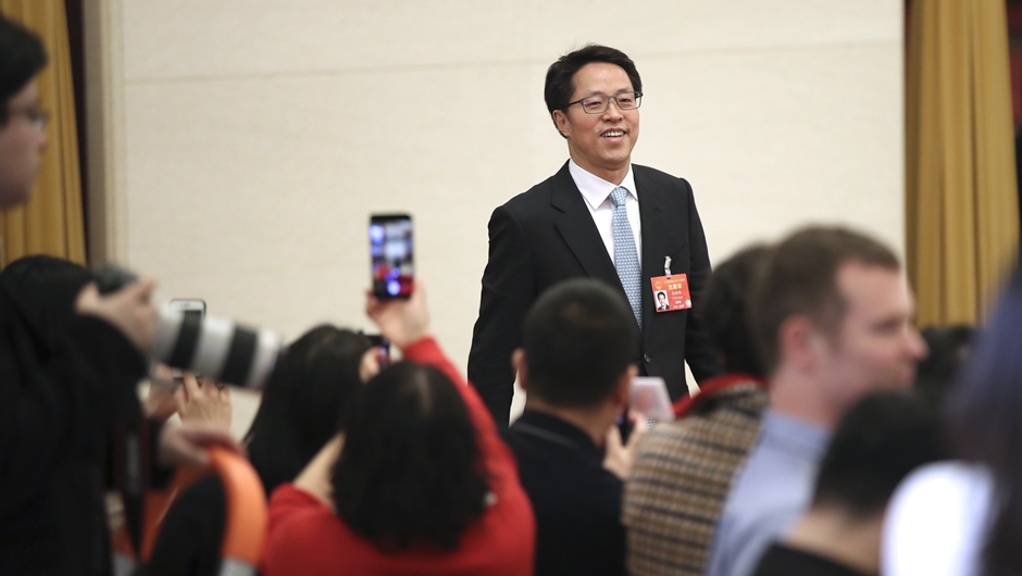 張曉明步入&ldquo;部長通道&rdquo;，準備接受采訪