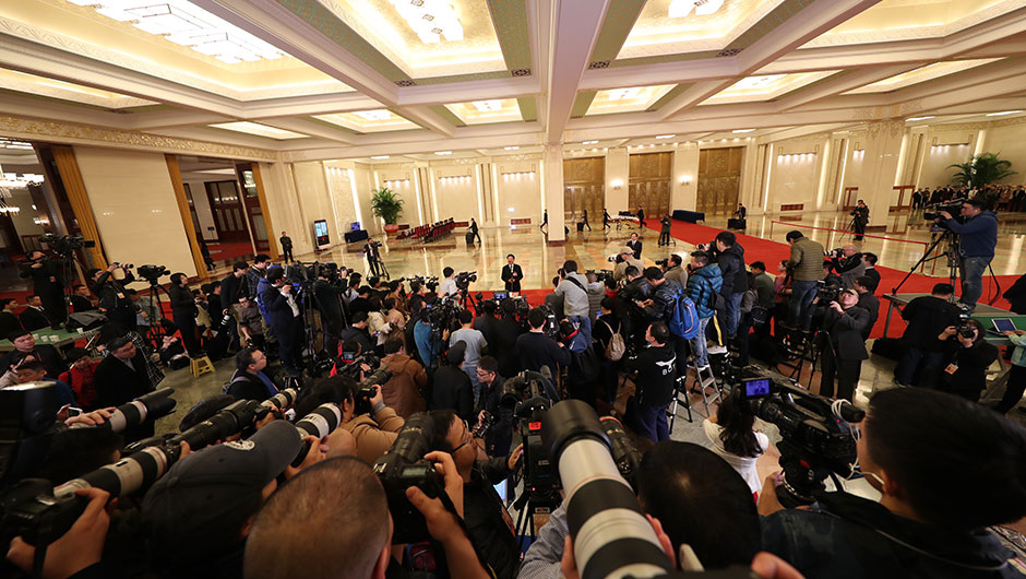 記者在&ldquo;部長(zhǎng)通道&rdquo;采訪