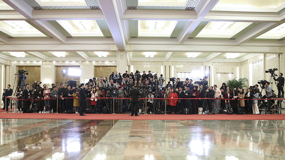 記者在&ldquo;部長(zhǎng)通道&rdquo;采訪