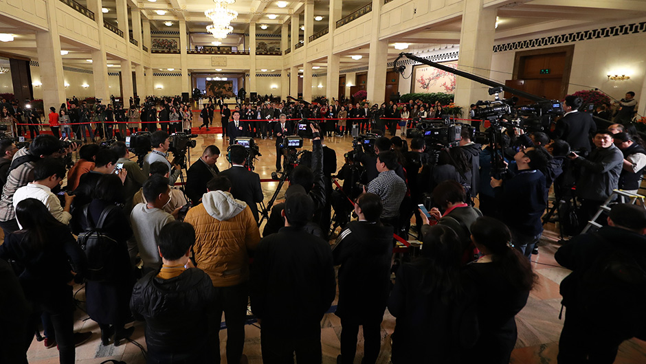 全國政協(xié)委員在&ldquo;委員通道&rdquo;接受采訪