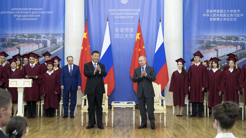 習(xí)近平出席接受圣彼得堡國立大學(xué)名譽(yù)博士學(xué)位儀式